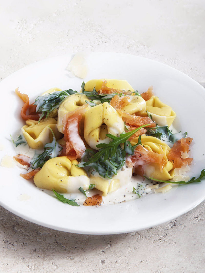 Tortellini mit Lachs und Rucola